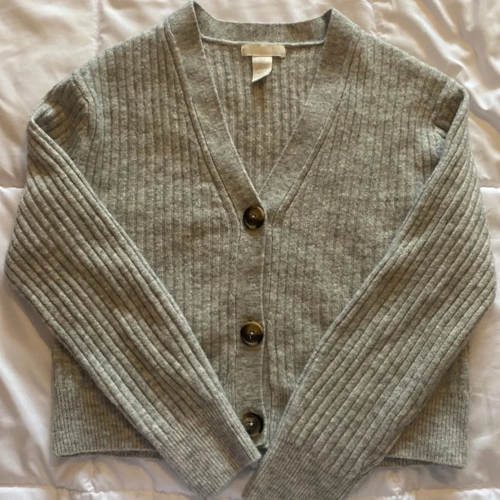 H&M button up sweater - Picture 1 of 4